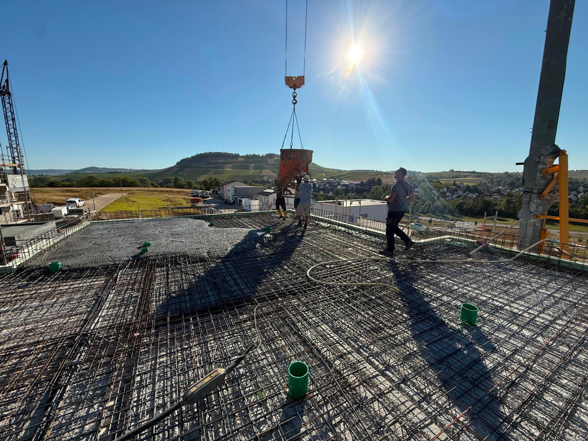 Deckenbetonage auf der Baustelle: Team betoniert eine Stahlbetondecke